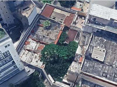 Il cortile del palazzo (che oggi si presenta come una �foresta� impenetrabile) per 40 anni ospit� sei box nei quali, dagli anni 70 in poi, giovani appassionati di musica rock trascorrevano pomeriggi e serate 
